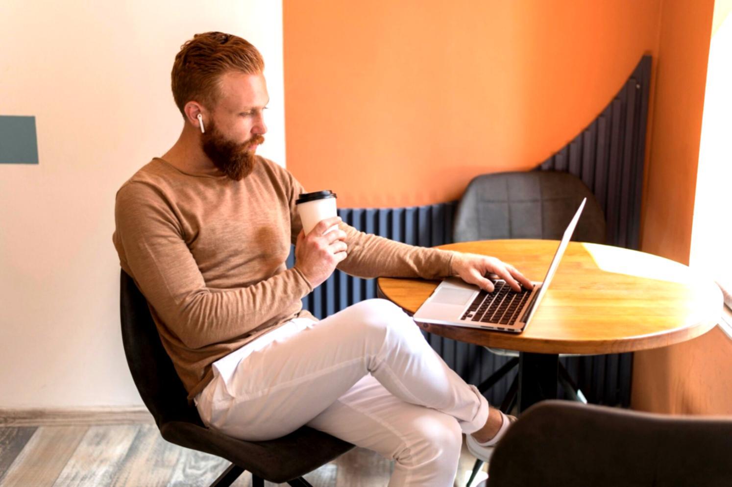 Zenobio Terrano eğitim ortamında öğrencilerle birlikte çalışan eğitmenler